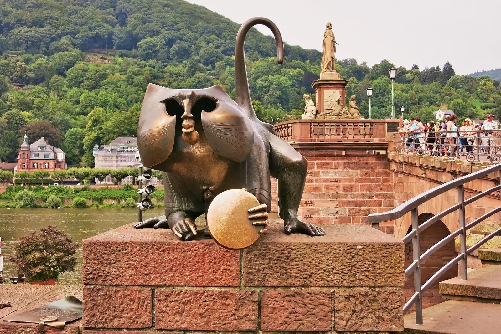 Bronzener Brückenaffe am Südende der Alten Brücke in Heidelberg
